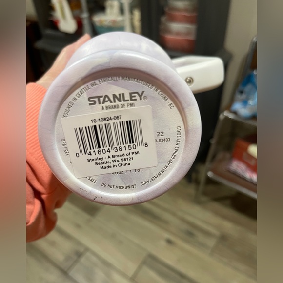Stanley 40oz tumbler with switched handle and lid. - Picture 4 of 4